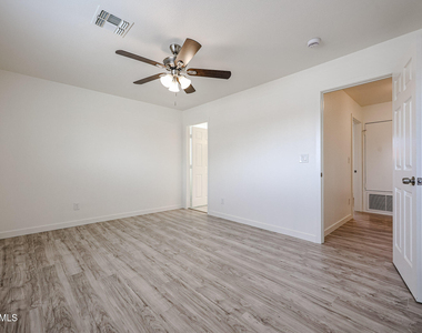 7014 N 77th Avenue - Photo Thumbnail 18