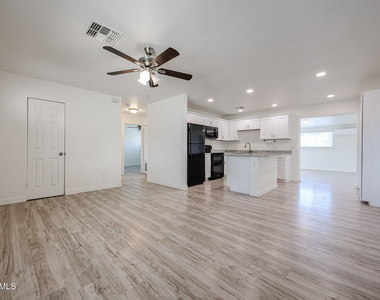7014 N 77th Avenue - Photo Thumbnail 8