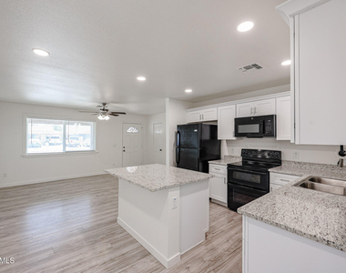 7014 N 77th Avenue - Photo Thumbnail 2