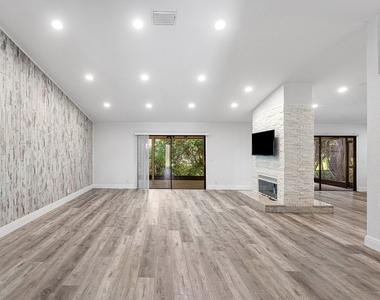 13853 Sheffield Street - Photo Thumbnail 5