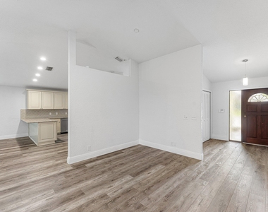 13853 Sheffield Street - Photo Thumbnail 4