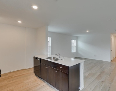 409 Laurenbrooke Drive - Photo Thumbnail 6