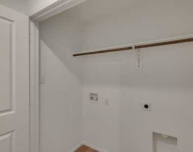 409 Laurenbrooke Drive - Photo Thumbnail 13