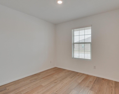 409 Laurenbrooke Drive - Photo Thumbnail 10