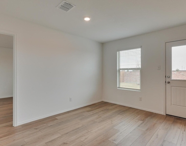 409 Laurenbrooke Drive - Photo Thumbnail 4