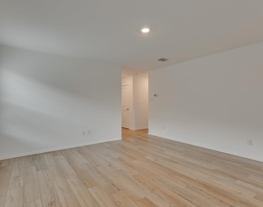 409 Laurenbrooke Drive - Photo Thumbnail 7