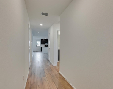 409 Laurenbrooke Drive - Photo Thumbnail 2