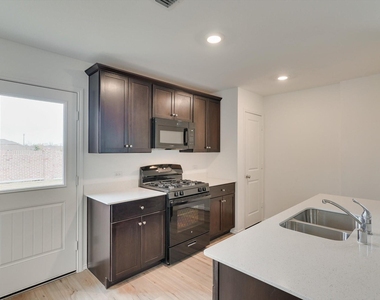 409 Laurenbrooke Drive - Photo Thumbnail 5