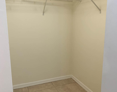 500 Crestwood Court N - Photo Thumbnail 10