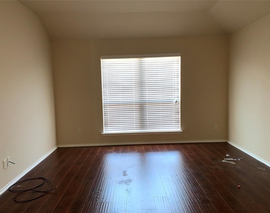405 Sandy Lane - Photo Thumbnail 12