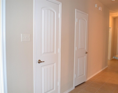 405 Sandy Lane - Photo Thumbnail 9