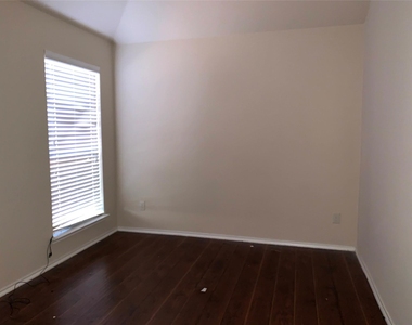 405 Sandy Lane - Photo Thumbnail 15