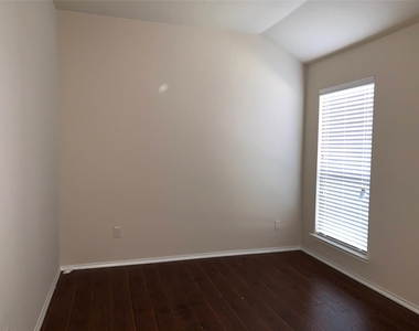 405 Sandy Lane - Photo Thumbnail 16
