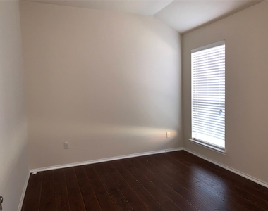405 Sandy Lane - Photo Thumbnail 14