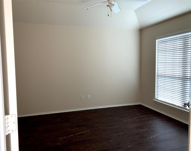 405 Sandy Lane - Photo Thumbnail 17