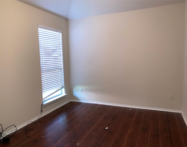 405 Sandy Lane - Photo Thumbnail 13