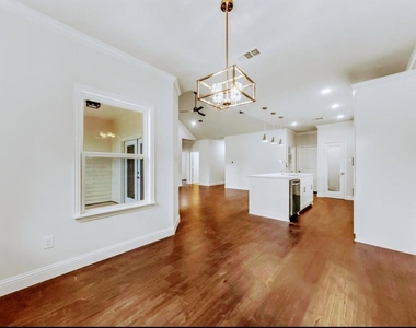 2033 S Edgewood Terrace - Photo Thumbnail 2