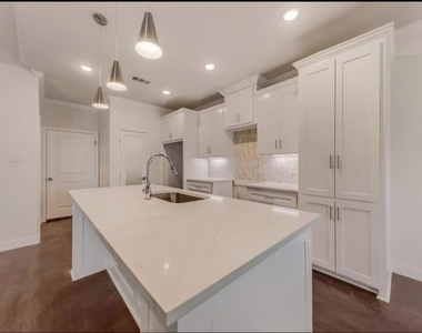 2033 S Edgewood Terrace - Photo Thumbnail 5