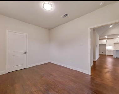 2033 S Edgewood Terrace - Photo Thumbnail 4