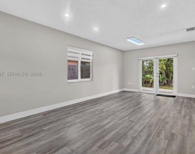 5637 Sw 36th - Photo Thumbnail 3