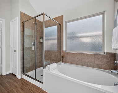1352 Lake Grove Drive - Photo Thumbnail 25
