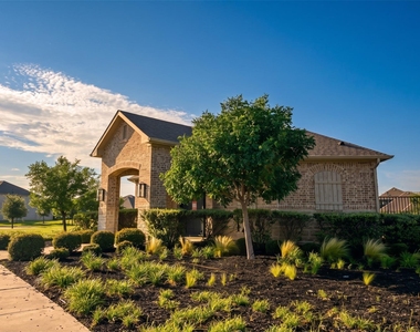 1352 Lake Grove Drive - Photo Thumbnail 4