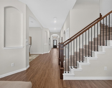 1352 Lake Grove Drive - Photo Thumbnail 11