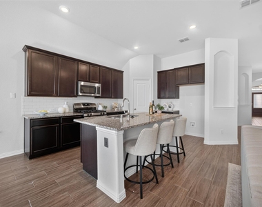 1352 Lake Grove Drive - Photo Thumbnail 15