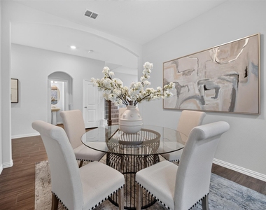 1352 Lake Grove Drive - Photo Thumbnail 7