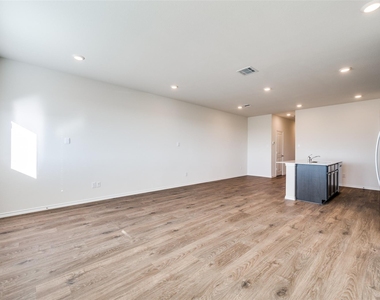 7024 Vining Drive - Photo Thumbnail 4