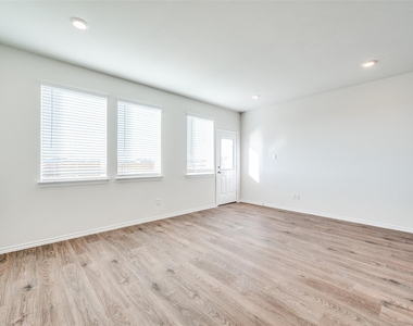 7024 Vining Drive - Photo Thumbnail 9