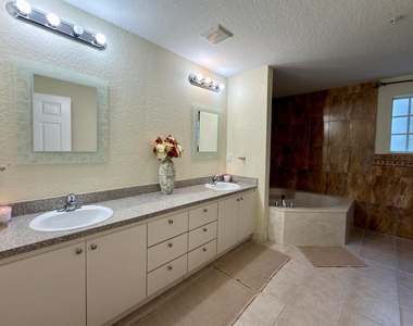 1431 Nw 36th Way - Photo Thumbnail 16