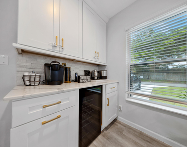 700 Ne 16th Court - Photo Thumbnail 5