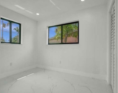 2301 Alcazar - Photo Thumbnail 8
