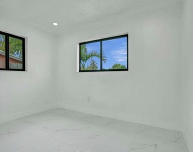 2301 Alcazar - Photo Thumbnail 6