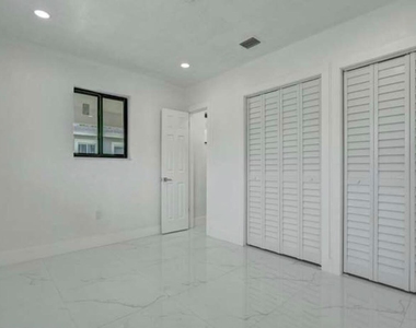 2301 Alcazar - Photo Thumbnail 12