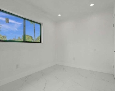 2301 Alcazar - Photo Thumbnail 9