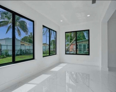 2301 Alcazar - Photo Thumbnail 5