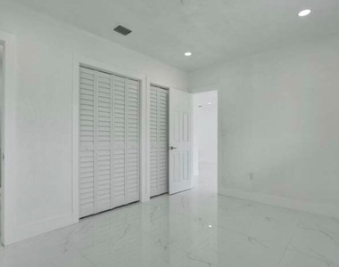2301 Alcazar - Photo Thumbnail 4