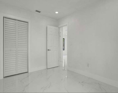 2301 Alcazar - Photo Thumbnail 10