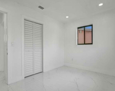 2301 Alcazar - Photo Thumbnail 7