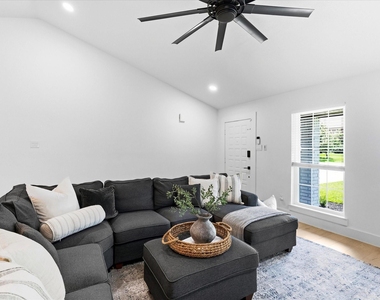 1220 Oxford Lane - Photo Thumbnail 6