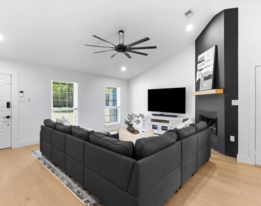 1220 Oxford Lane - Photo Thumbnail 7