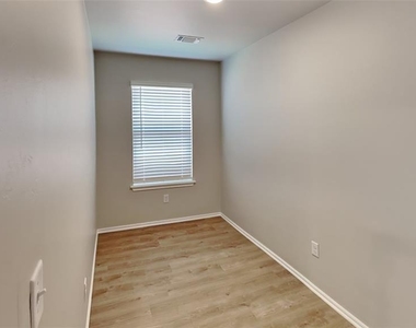 9024 Nw 127th Terrace - Photo Thumbnail 6