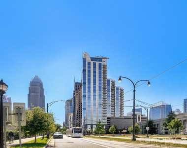 333 W Trade Street W - Photo Thumbnail 12