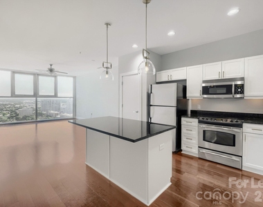 333 W Trade Street W - Photo Thumbnail 18