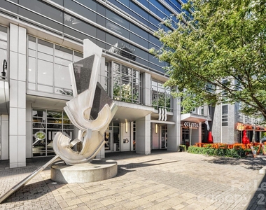 333 W Trade Street W - Photo Thumbnail 10