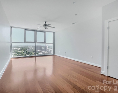 333 W Trade Street W - Photo Thumbnail 13