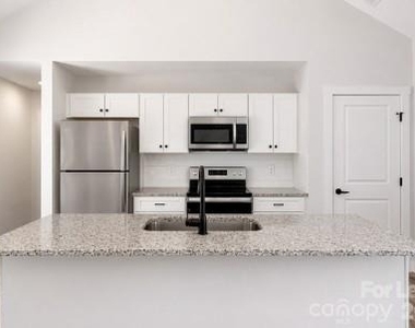 618 E Holly Street - Photo Thumbnail 1
