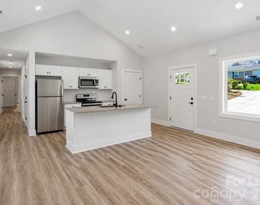 618 E Holly Street - Photo Thumbnail 2
